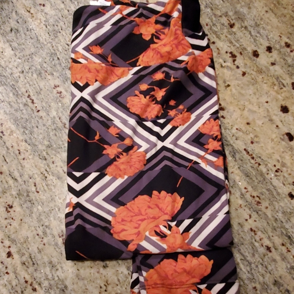 LuLaRoe leggings never worn. one size